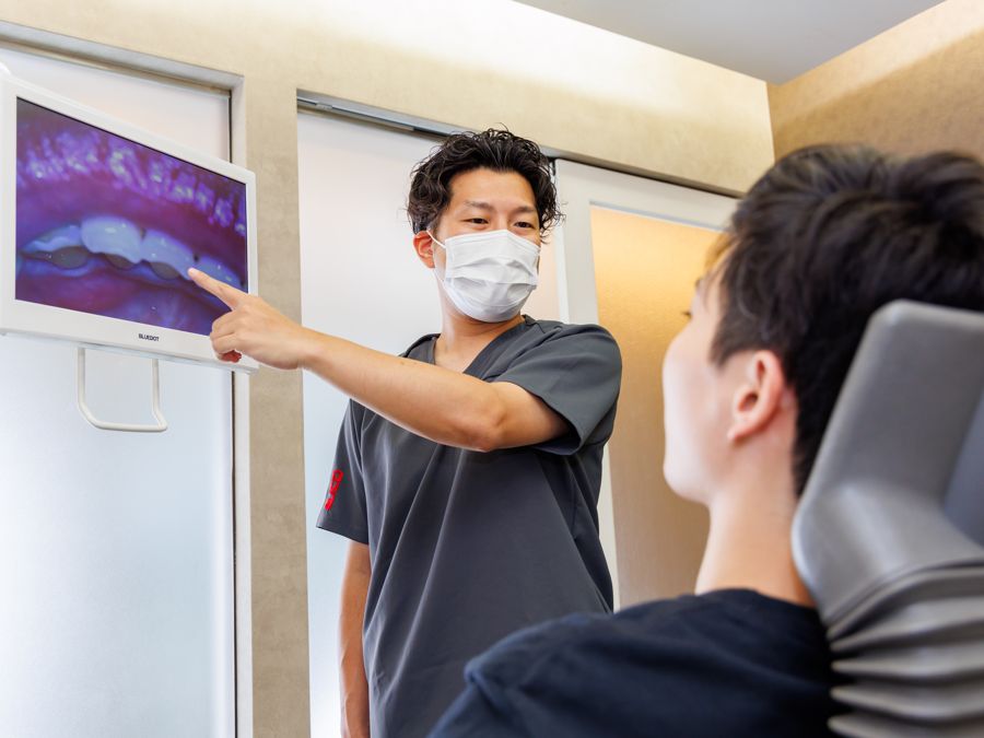 モニターに映した歯の画像を指して説明しているところ